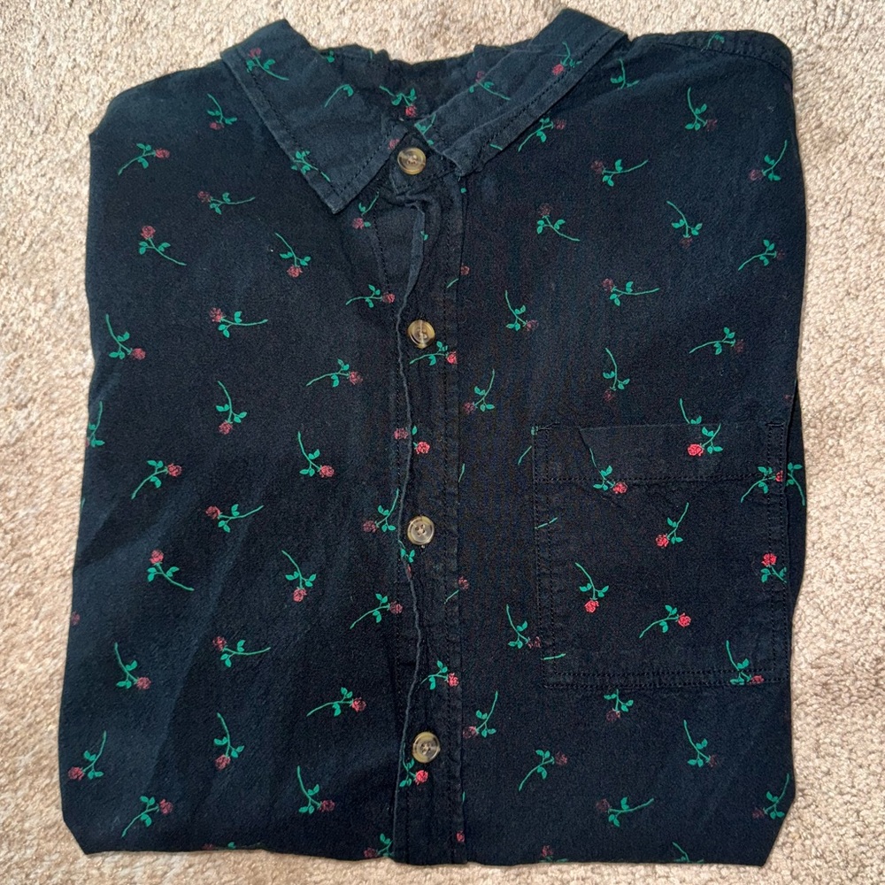 On The BYAS rose button down short sleeve 🌹 (Men’s M)